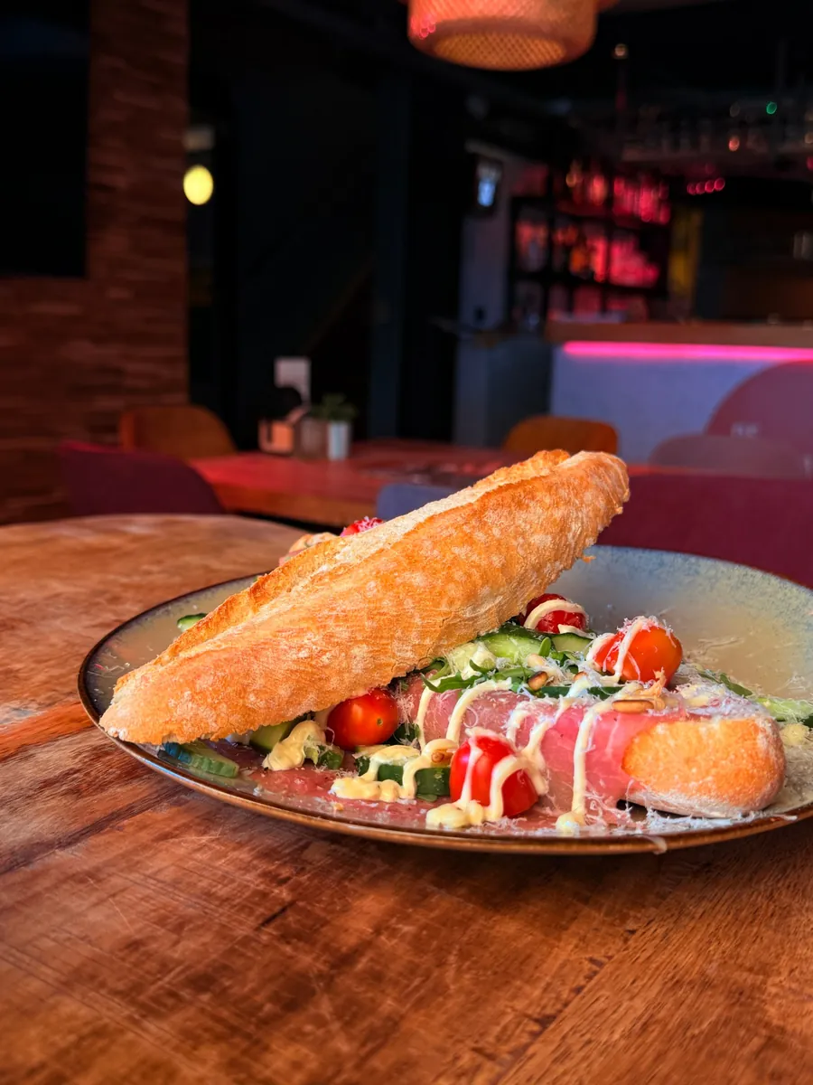 De Spaanse baguette Bella Carpaccio op een bord