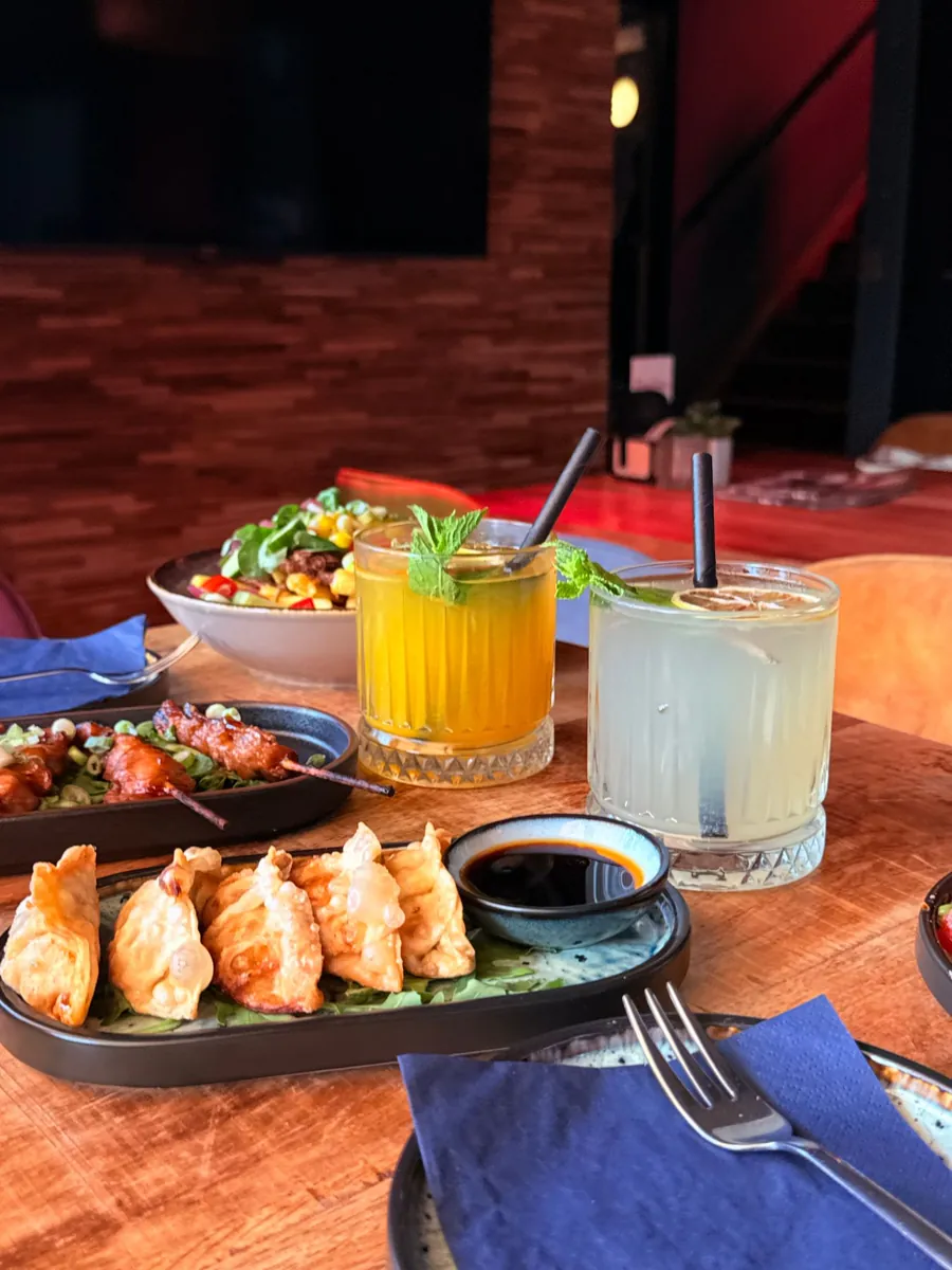 Gyoza’s, yakitori, een salade en twee cocktails om te delen
